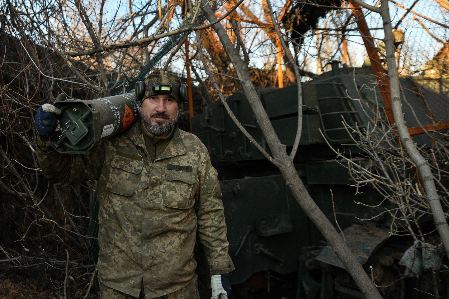 Ukraina sõdur novembri lõpus Bahmuti all liikursuurtükki laadimas. 
