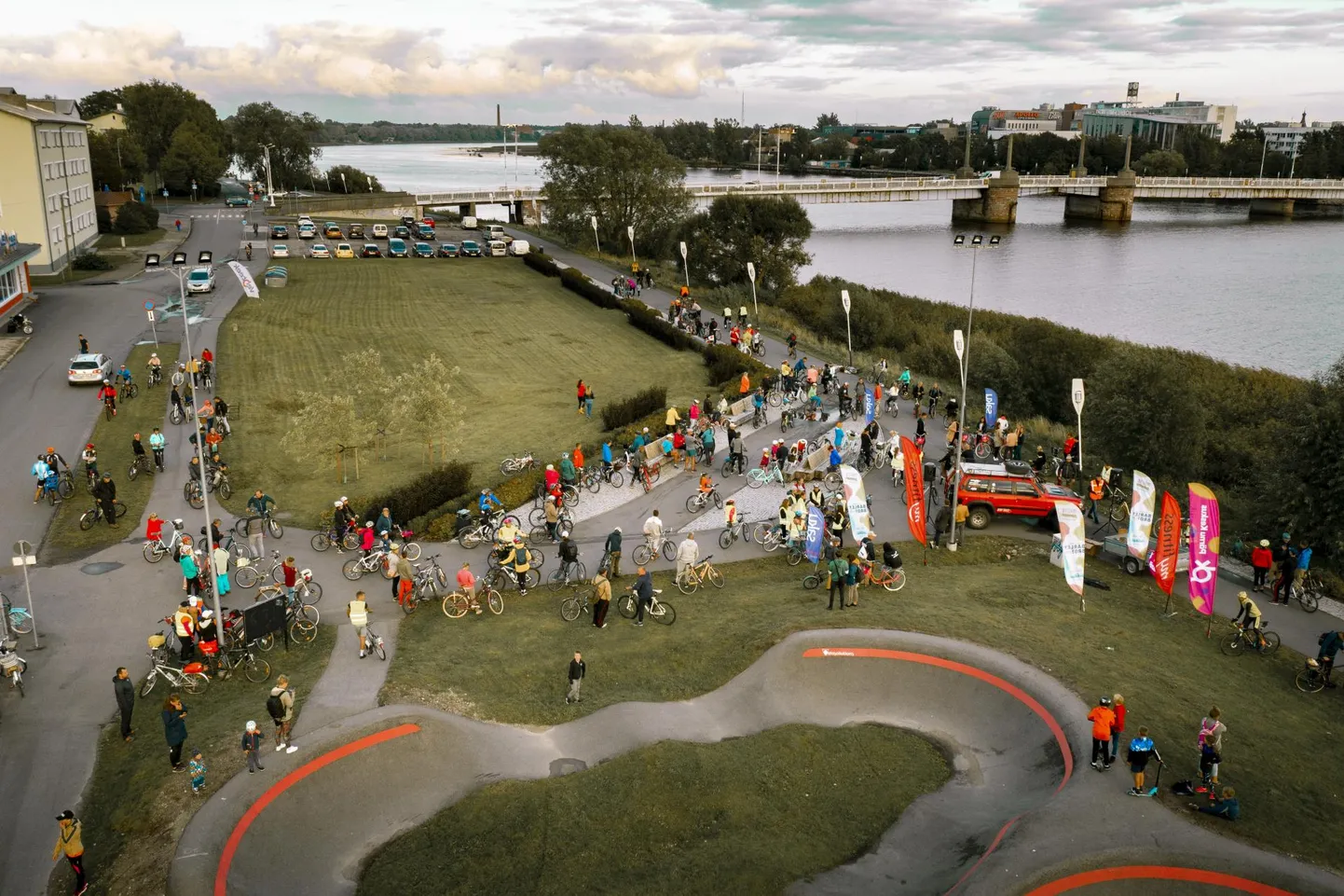 Pärnu jõe paremkaldal asuv pump track valmis linna kaasava eelarve abil.