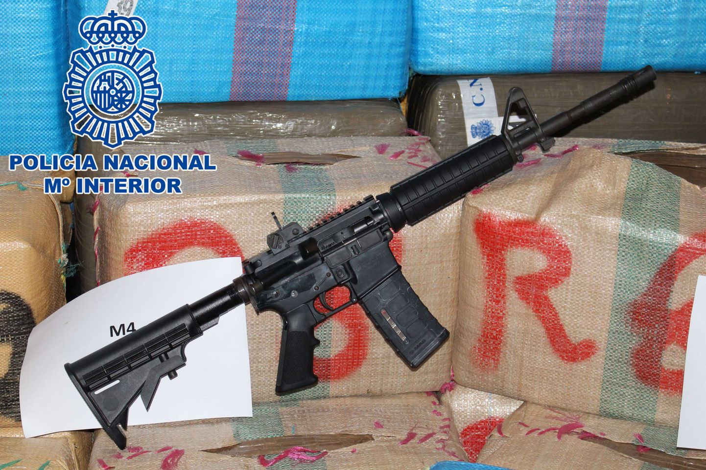 Hispaania siseministeeriumi avalikustatud foto tulirelvast ja hašišipakkidest.