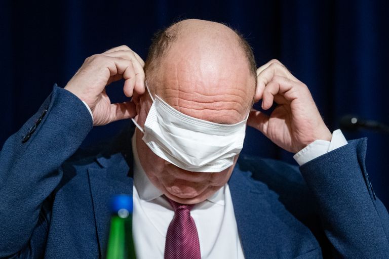 Mart Helme sekeldused maskiga valitsuse pressikonverentsil.
