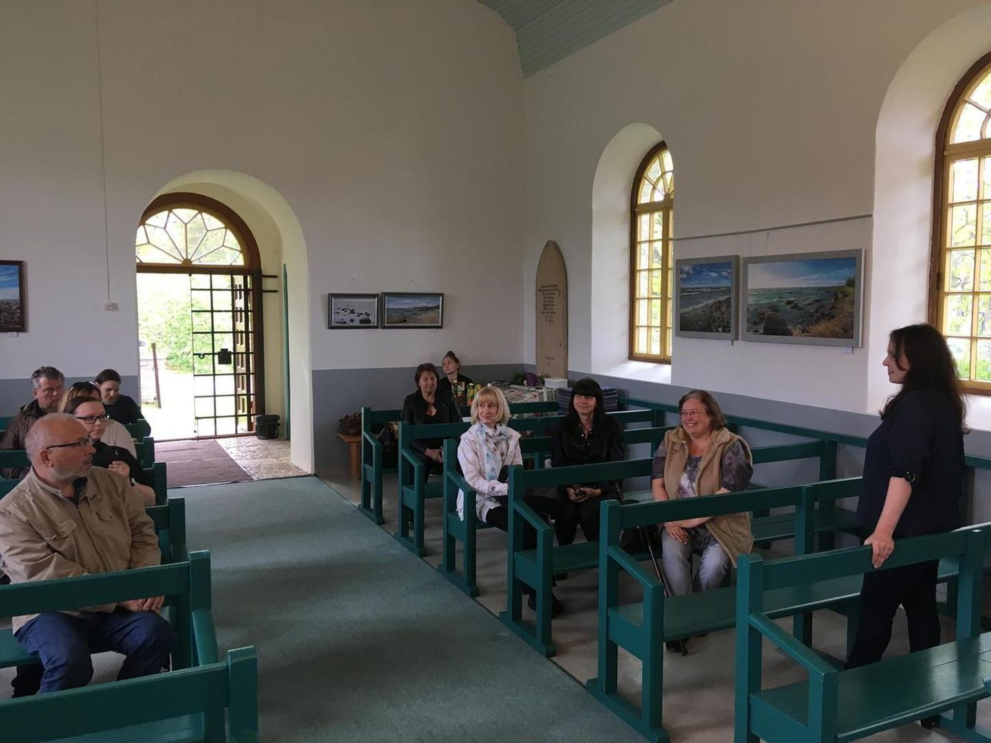 Elise Dobrjanski (paremal) maalide näituse "Rannikul" avamine Vainupea kabelis selle aasta kevadel.