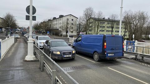 Pildid ja video ⟩ «Mida sa teed siin!? Ma jään tööle hiljaks!» ehk Automaksu vastu protestijad seiskasid Pärnu Kesklinna sillal liikluse