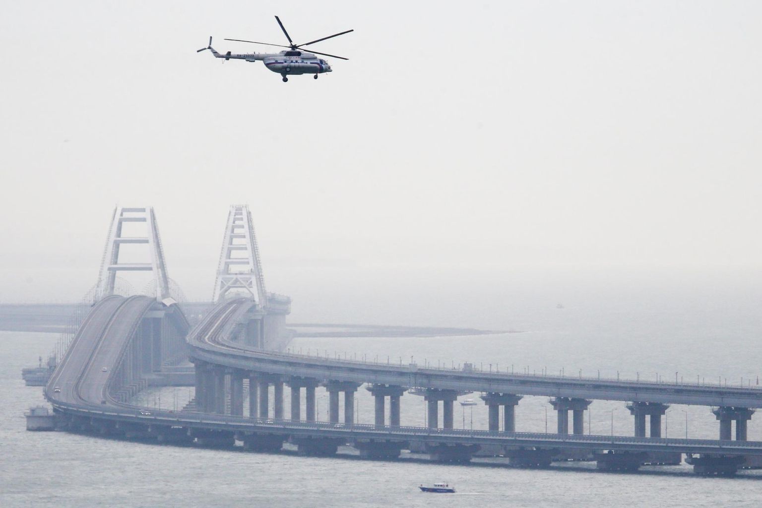 Venemaa presidendi Vladimir Putini helikopter 23. detsembril 2019 Kertši väina juures 19 kilomeetri pikkuse Krimmi silla kohal. Paarkümmend tundi hiljem ületas sama silla esimene Venemaalt tulnud reisirong marsruudil Peterburi-Sevastopol.