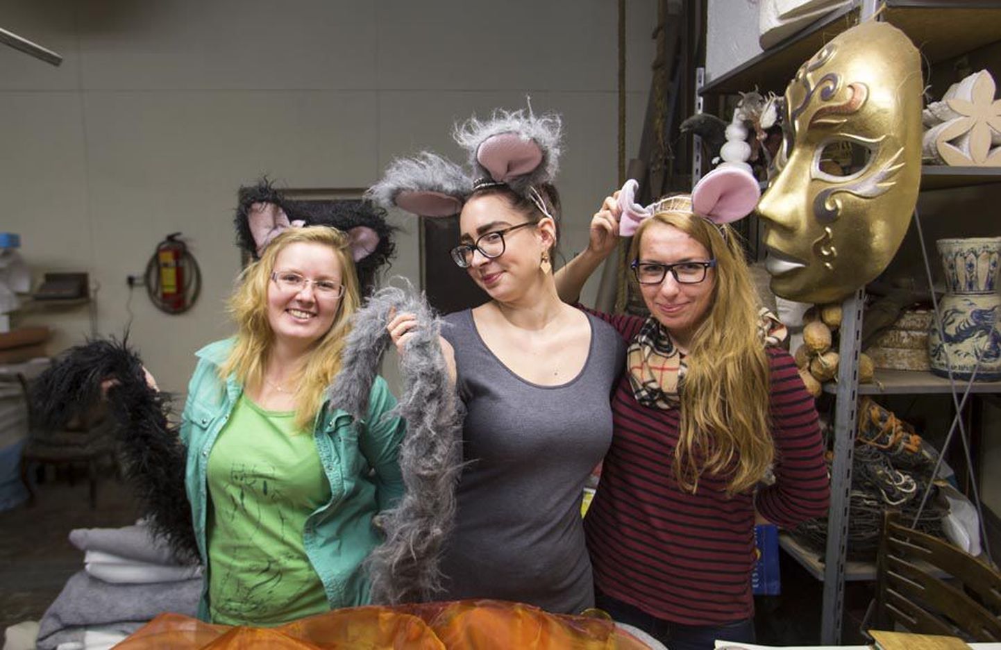 Visuaaltehnoloogia üliõpilased (vasakult) Kerli Kore, Kristiina Tähtse ja Kaisa Ekbaum demonstreerivad hiirte kõrvu.