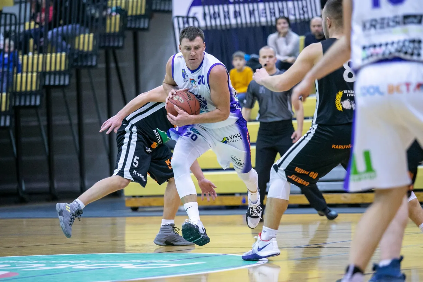 Hetk mullusest karikafinaalist, kus RLV Massive alistas mäekõrguselt Simuna Spordiklubi. Fotol on palliga tiimi RLV Massive mängumees Roman Konontšuk.