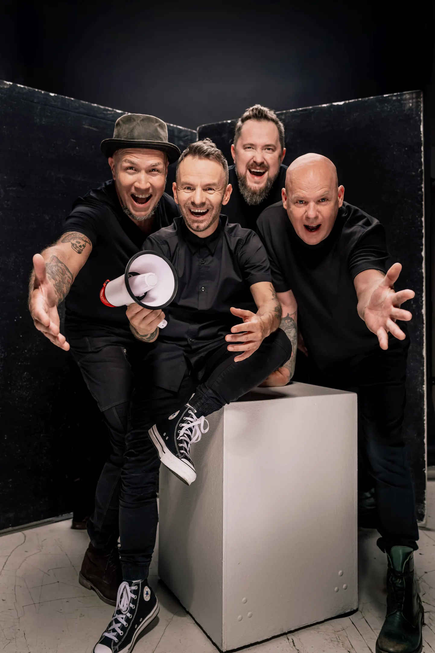 Grupa "R.A.P." apvienojusies tās oriģinālsastāvā – Artis Dvarionas (balss), Artis Rozītis (bass), Aleksandrs Štro (ģitāra) un Gatis Kaizers (bungas).