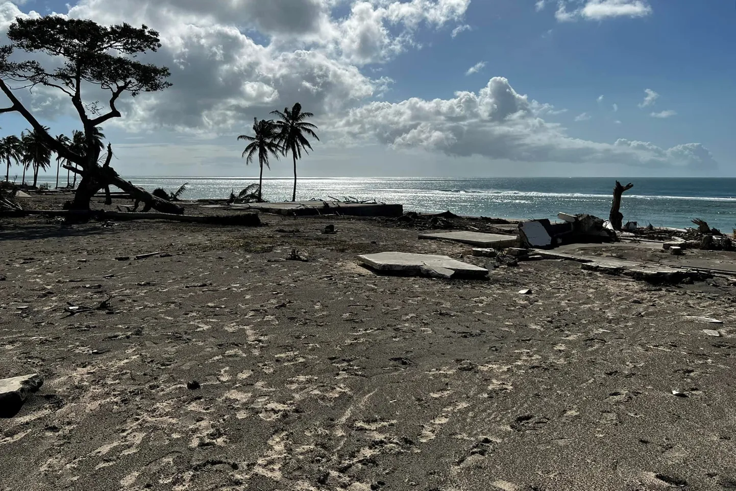 Purustatud hoone rusud Tonga peasaare Tongatapu läänerannikul Hatafu ja Vakaloa vahel.