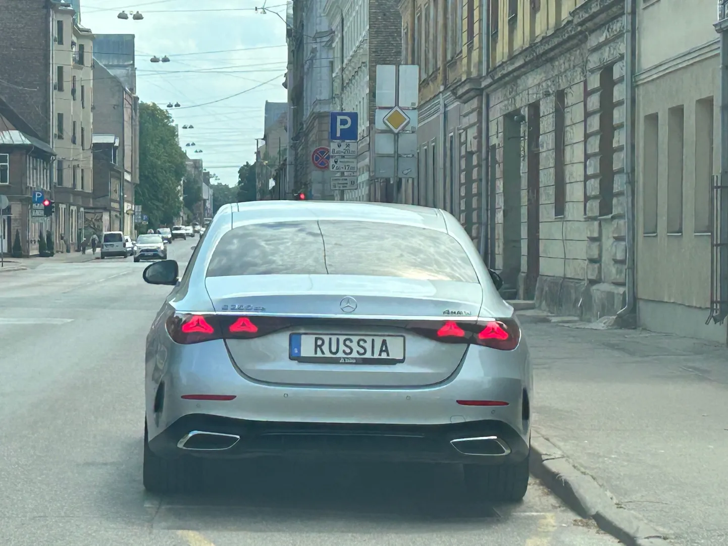 В Риге замечен автомобиль с надписью RUSSIA. Он зарегистрирован в Швеции