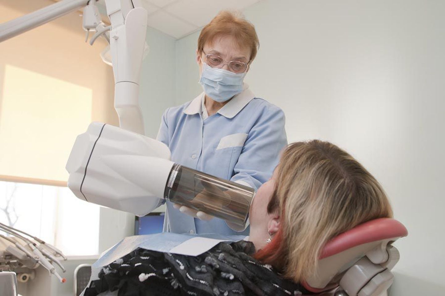 Arst Taima Kree seab hambaravikabinetis röntgeniaparaati töövalmis.