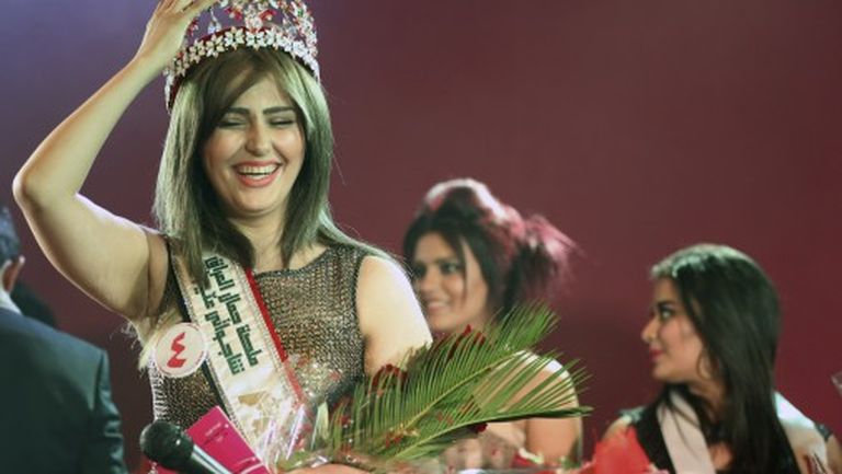 19 декабря 2015 года. 20-летняя девушка радуется победе на конкурсе "Мисс Ирак 2015" 