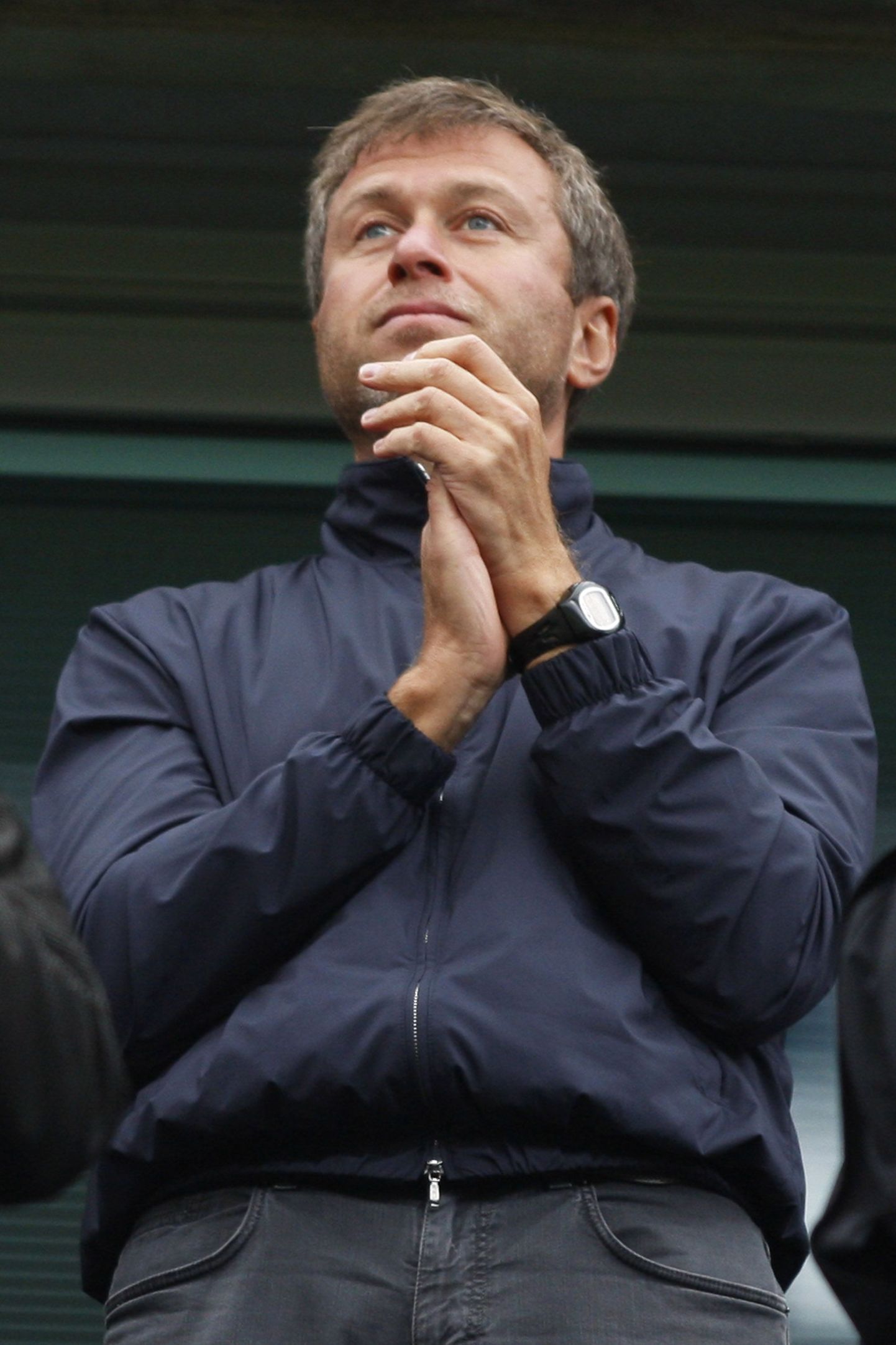 Chelsea's owner Roman Abramovich reacts as the team parade around the ground at the end of their English Premier League soccer match against Blackburn Rovers at Stamford Bridge, London, Sunday, May 17, 2009. (AP Photo/Sang Tan) ** NO INTERNET/MOBILE USAGE WITHOUT FOOTBALL ASSOCIATION PREMIER LEAGUE (FAPL) LICENCE - CALL +44 (0)20 7864 9121 or EMAIL info@football-dataco.com FOR DETAILS ** / SCANPIX Code: 436