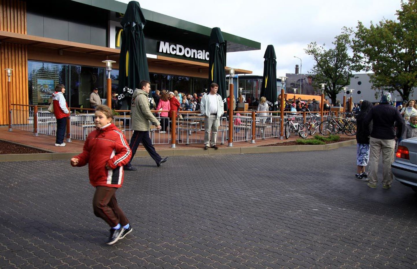 Tallinna poolt Pärnusse tulija pilku köidab hiljuti valminud McDonald’si restoran.