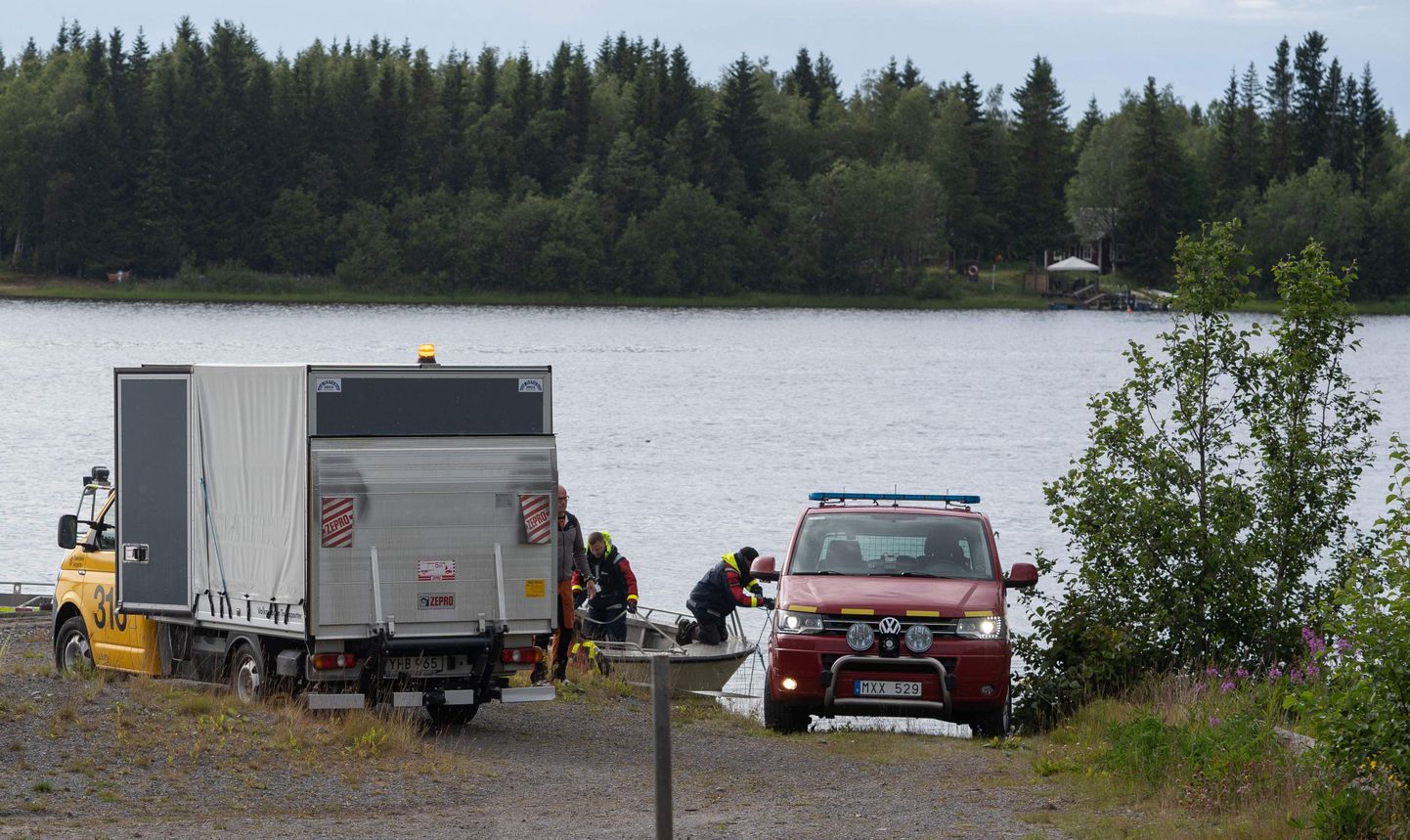Glābēji pie ezera Zviedrijā, kurā iegāzusies vienmotora lidmašīna ar izplētņlēcējiem