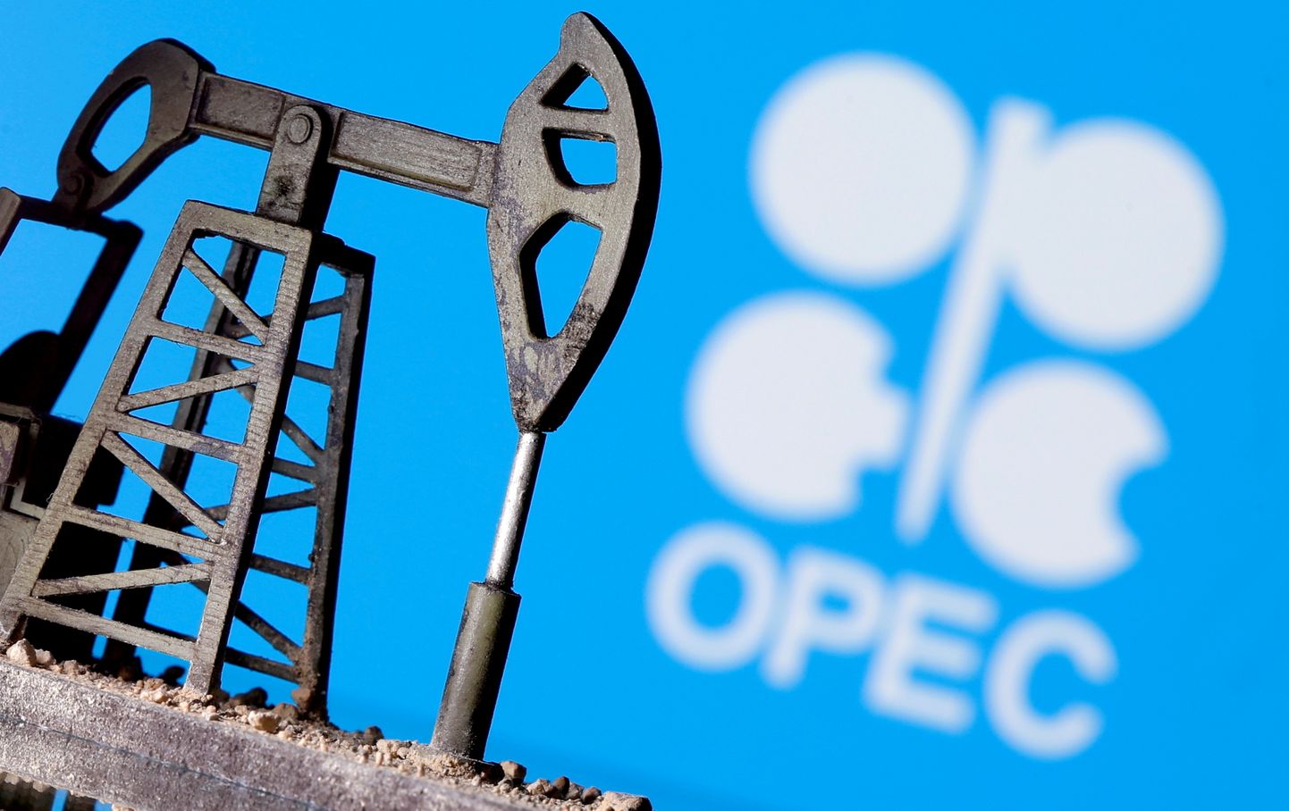 3D prinditud naftapump OPECi logo taustal.
