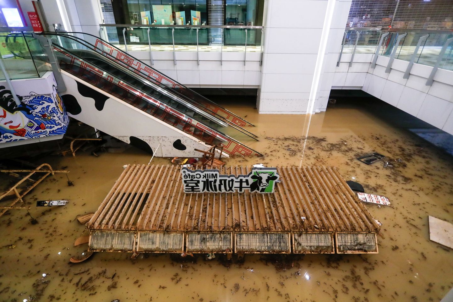 Üleujutatud kaubanduskeskus Hongkongis 8. septembril 2023. aastal.