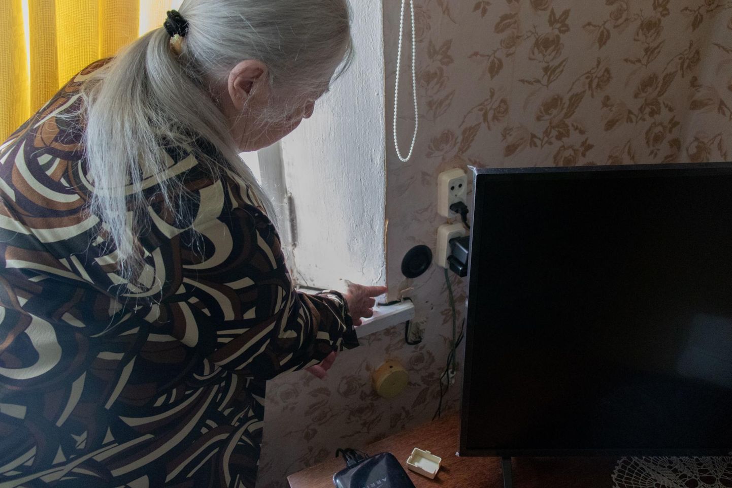 Leevil elav 88-aastane Hilja Karakatš näitas, et keravälk oli tüki tapeeti lahti löönud. Samuti oli lendu läinud sidekaabli karbi kaas.