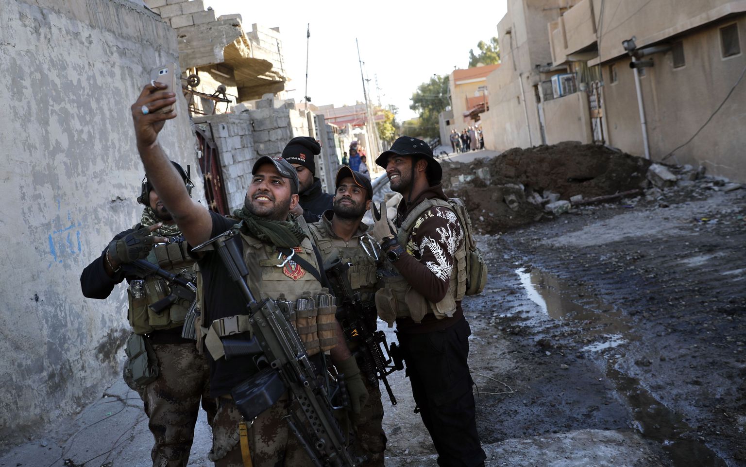 Iraagi eriüksuslased teevad endist Mosulis pühasõdalastest vabastatud linnajos pilti.