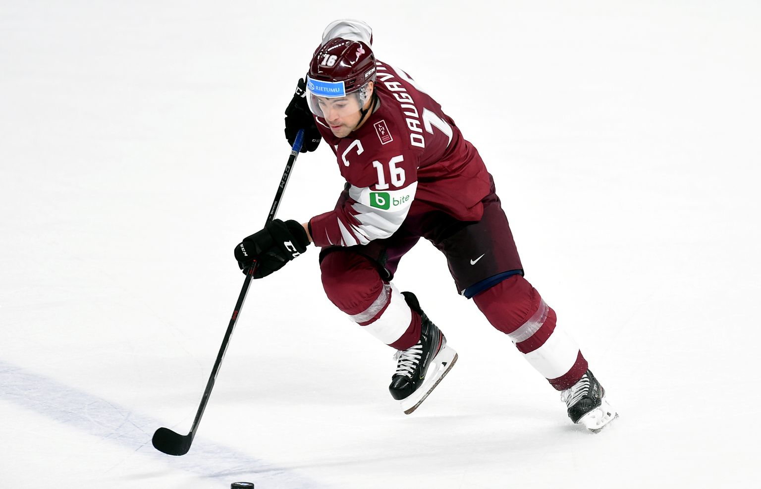 Latvijas hokeja izlases spēlētājs Kaspars Daugaviņš
