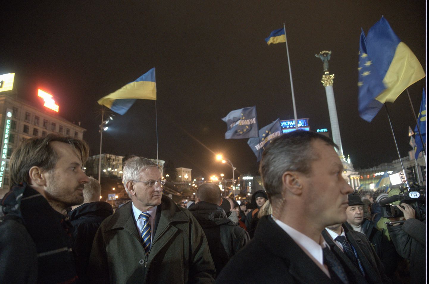 Eile kõndis Kiievis meeleavaldajate vahel ka ihukaitsjatest ümbritsetud Rootsi välisminister Carl Bildt.