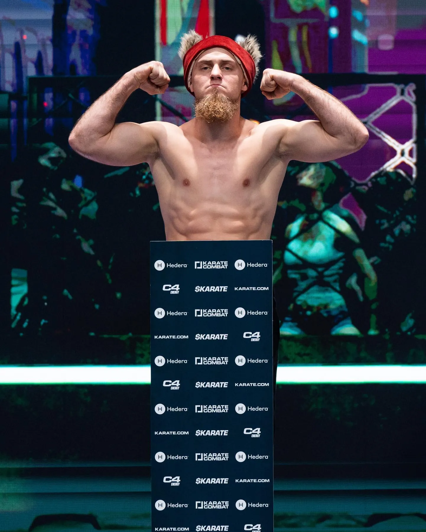 Edgars Skrīvers triumfē "Karate Combat" turnīra cīņā.