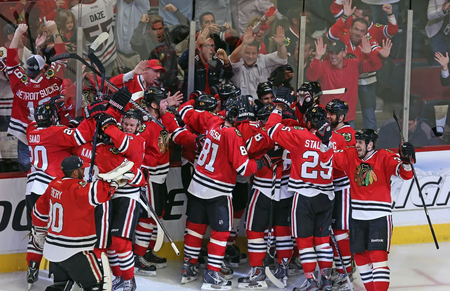 Chicago Blackhawksi mängijad tähistavad võitu ja finaalipääsu.