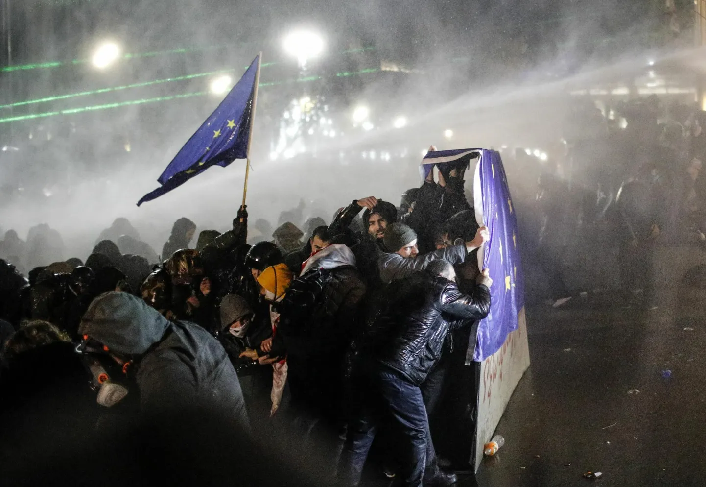 Politsei kasutas reede varahommikul Gruusia parlamendihoone ees protestijate laialiajamiseks veekahureid ja pisargaasi.