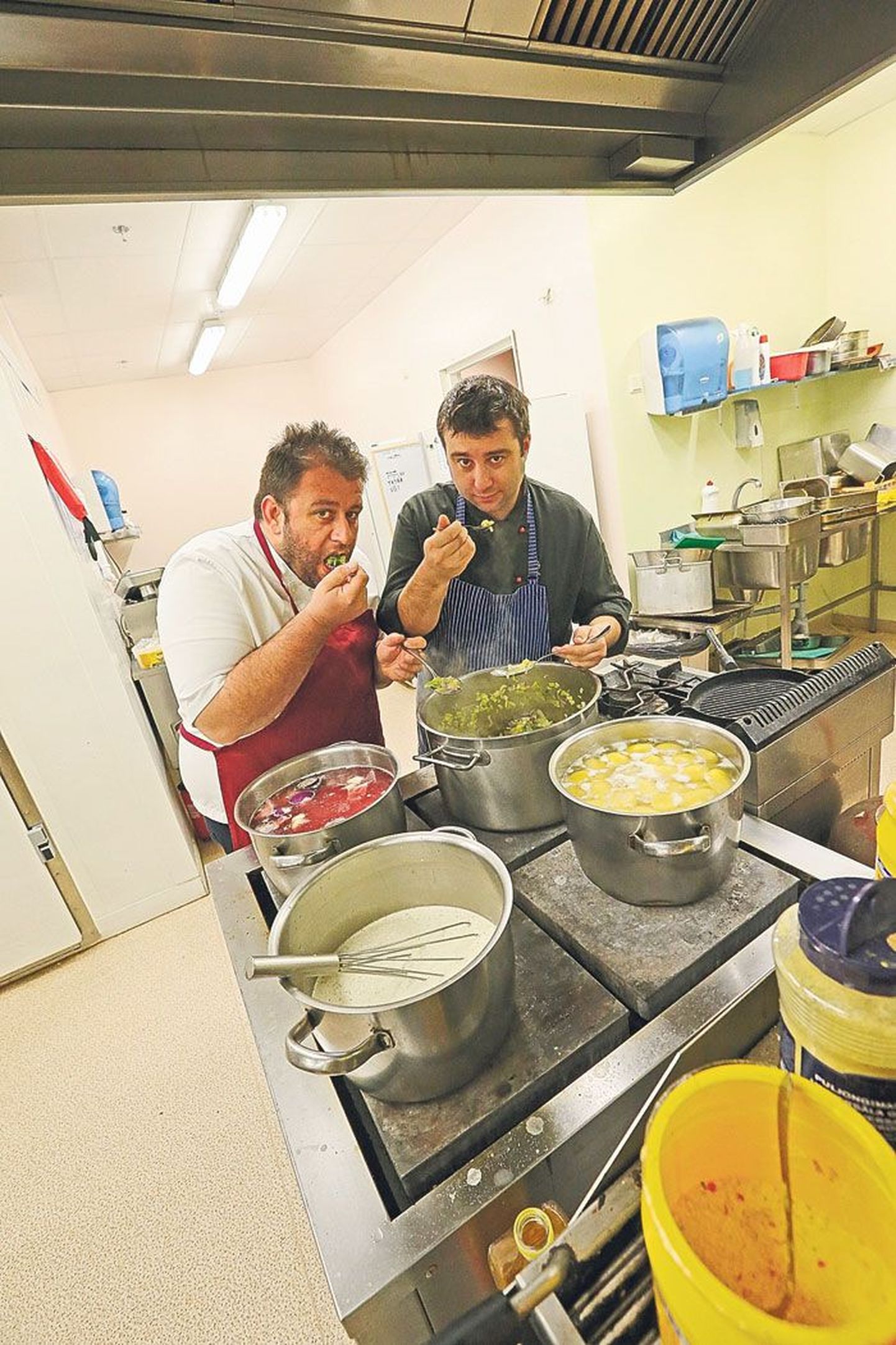 Kreeka kokad Dimitrios Kappos (vasakul) ja Thomas Nicolaides olid Tartus kohal juba eile ning nende valmistatud roogadega menüü leiab novembris restoranist Entri.