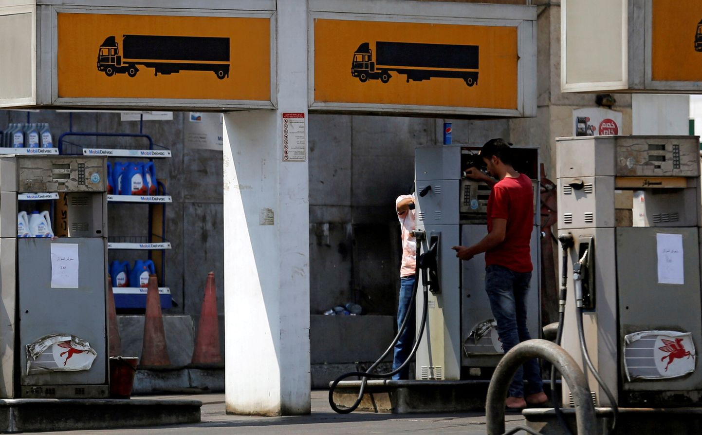 Kairos asuva tankla töötajad muudavad kütusehinda.