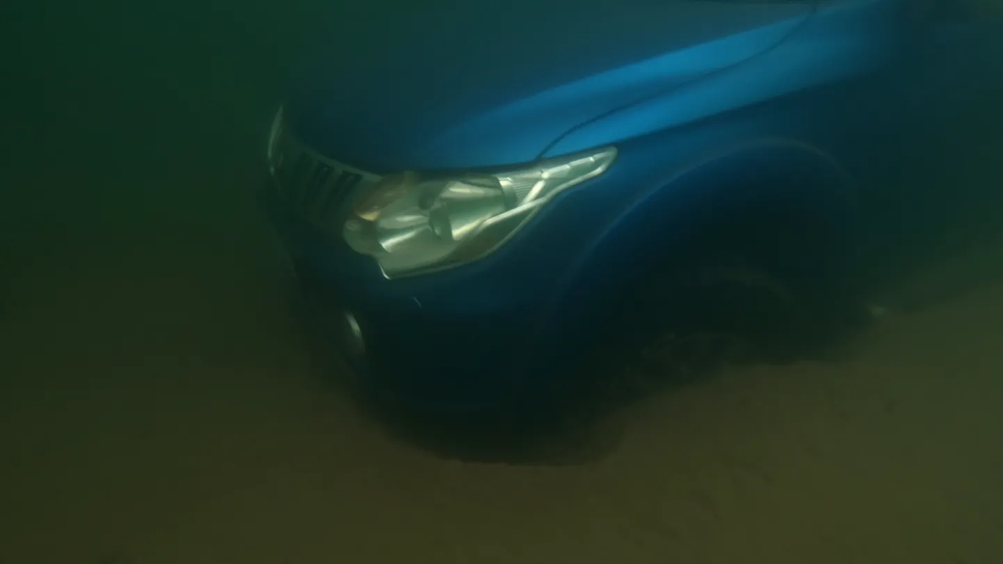 Ööl vastu laupäeva vajus Ahimäe karjääris maastur läbi jää. Selline vaatepilt avanes päästeaktsioonis osalenud tuukrile Kristen Salvele pühapäeva keskpäeval enne auto pinnale aitamist.