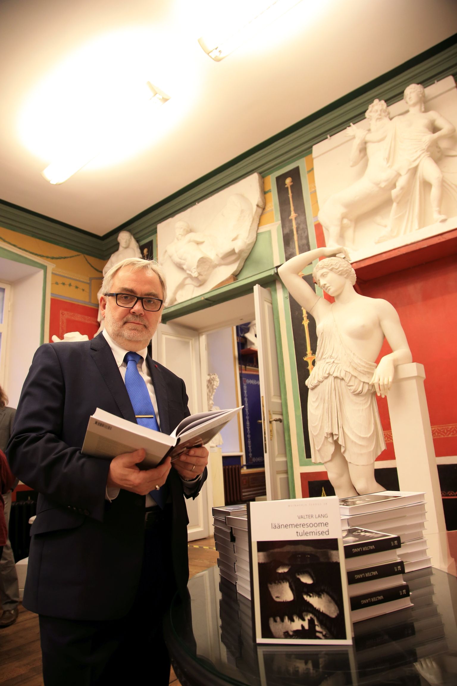 Akadeemik professor Valter Lang esitles 60. sünnipäeval Tartu ülikooli kunsti­­muuseumis raamatut «Läänemeresoome tulemised».