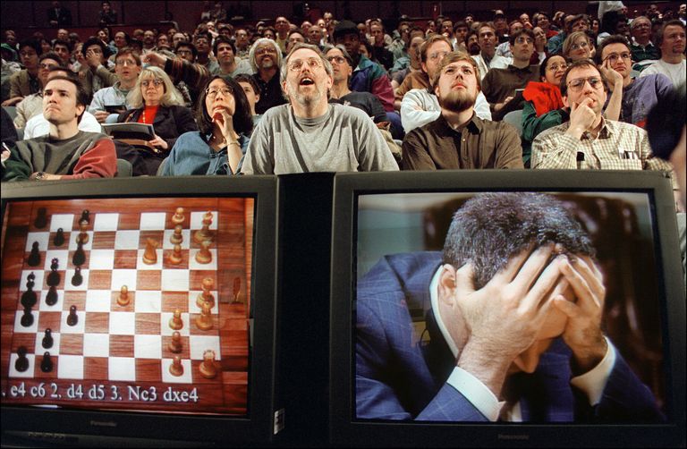 Maleentusiastid vaatavad malemeistri Garri Kasparovi malematši IBMi ehitatud superarvuti Deep Blue vastu 11. mail 1997. aastal.