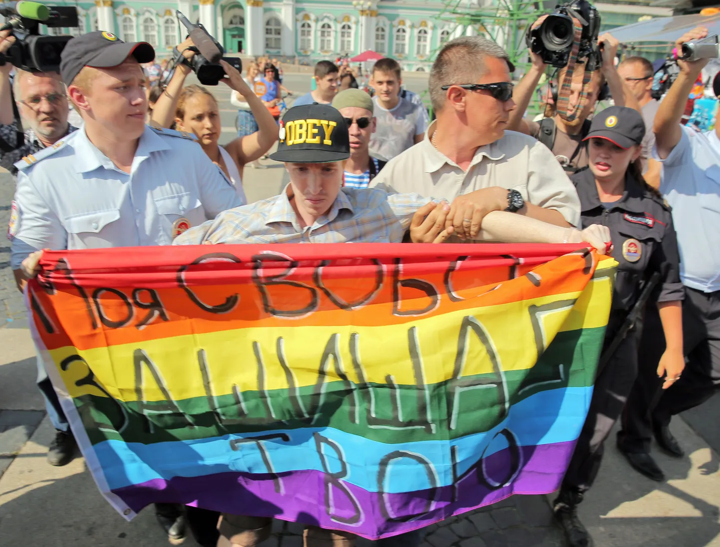 Акция гей-активиста в Питере в День ВДВ была очень недолгой.