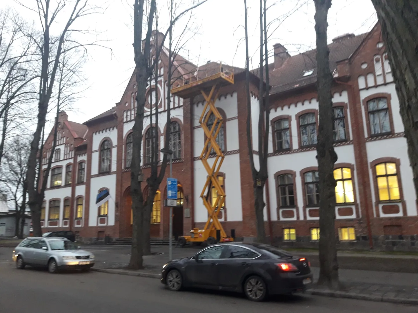 Ehitusmehed remondivad Vanalinna põhikooli hoonel kolme katuseneelu.