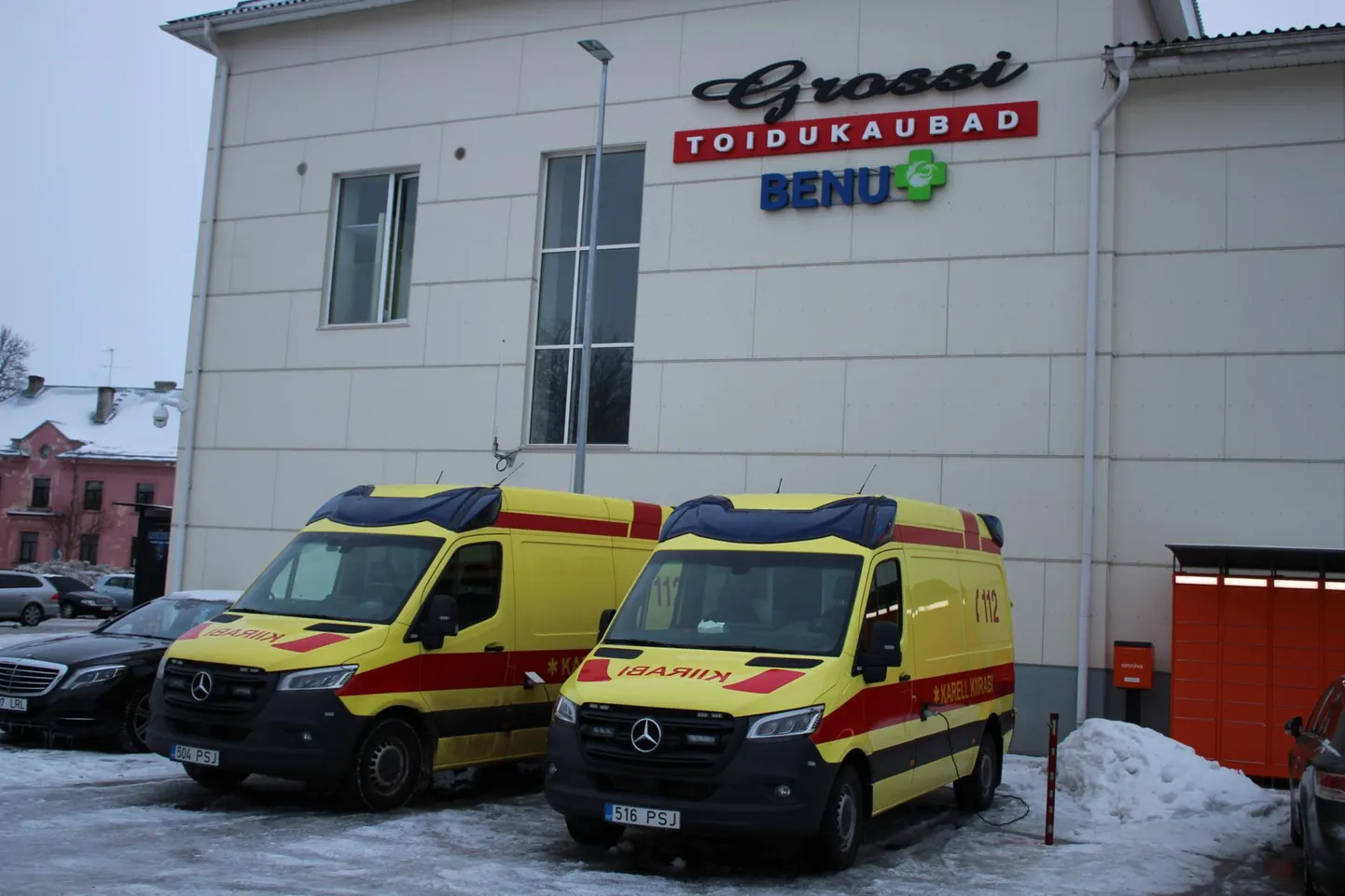 Praegu pargivad Karell Kiirabi Mercedes-Benz Sprinterid veel Jaama 1 hoone ees, mida tuntakse eeskätt Tapa Grossi poena.