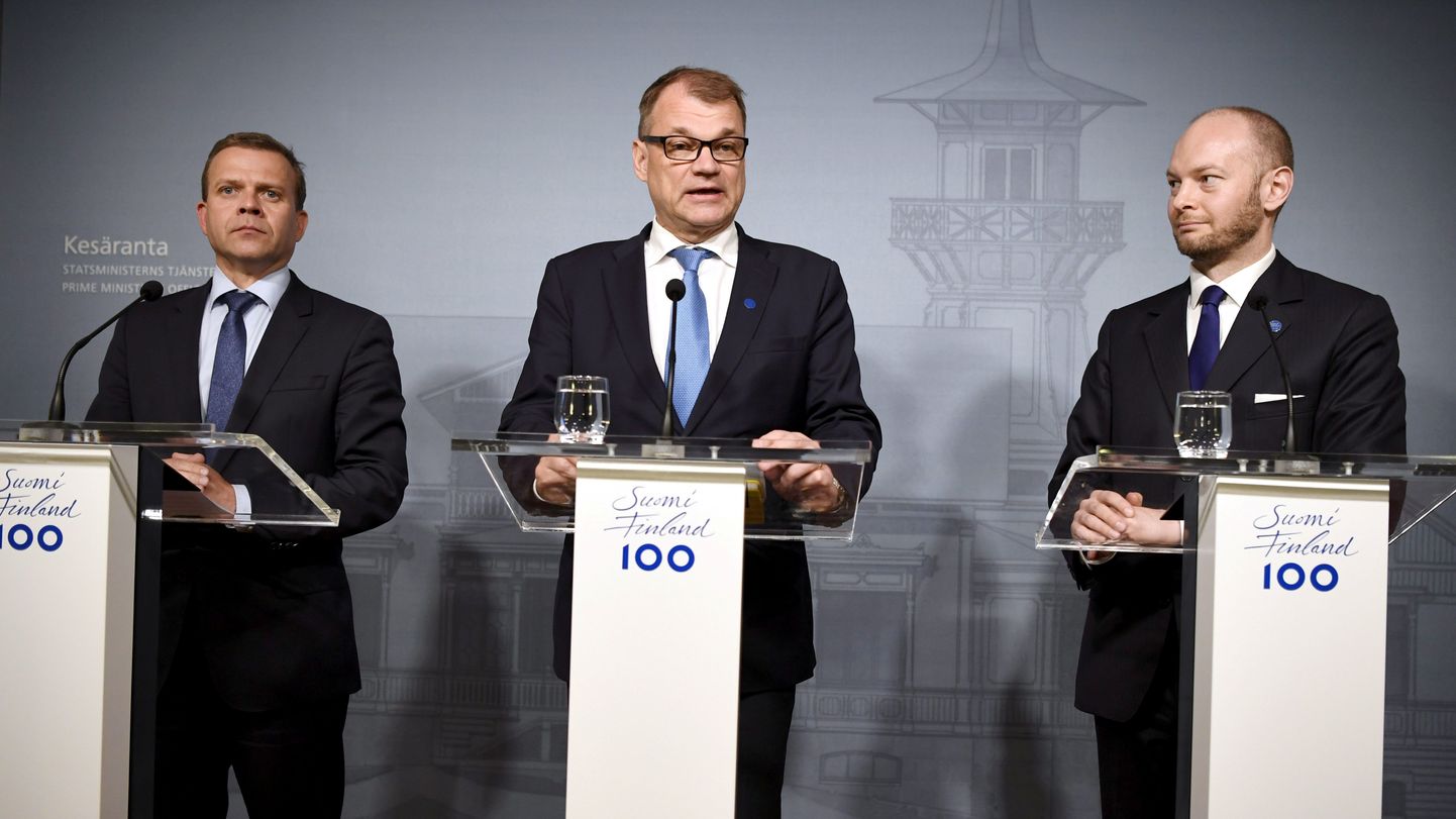 Vasakult paremale: Soome rahandusminister Petteri Orpo, peaminister Juha Sipilä ja endisest Põlissoomlasest kultuuri-, spordi- ja Euroopa asjade minister Sampo Terho teatamas möödunud teisipäeval, et valitsus jääb püsima ja Põlissoomlastest ministrite otsus oma kodupartei hüljata on piisav põhjus kuulutada valitsuskriis lõppenuks.