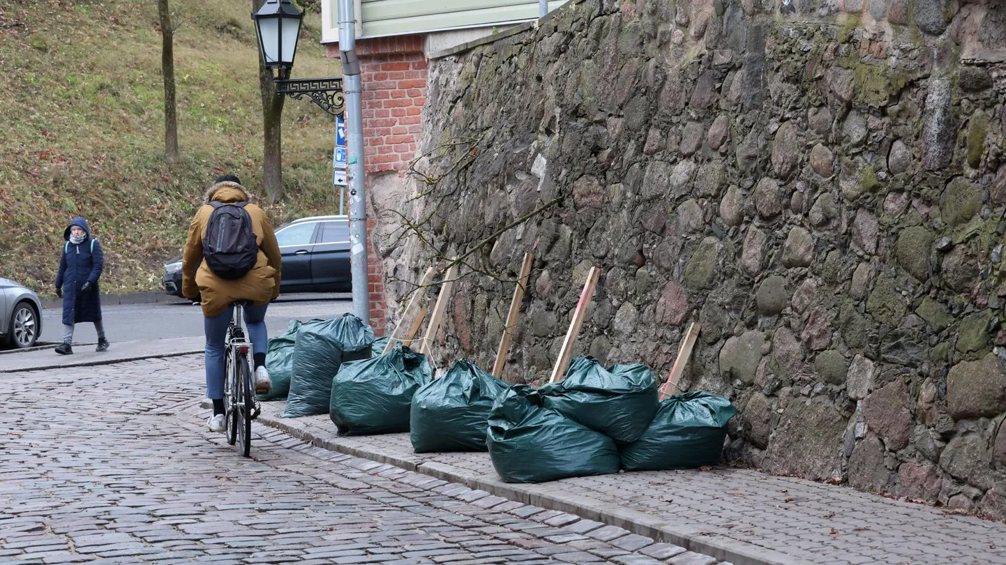 Toomemäe müür Vallikraavi tänava treppide juures laguneb, sellepärast tuleb üks tänavapool liiklejatele sulgeda.