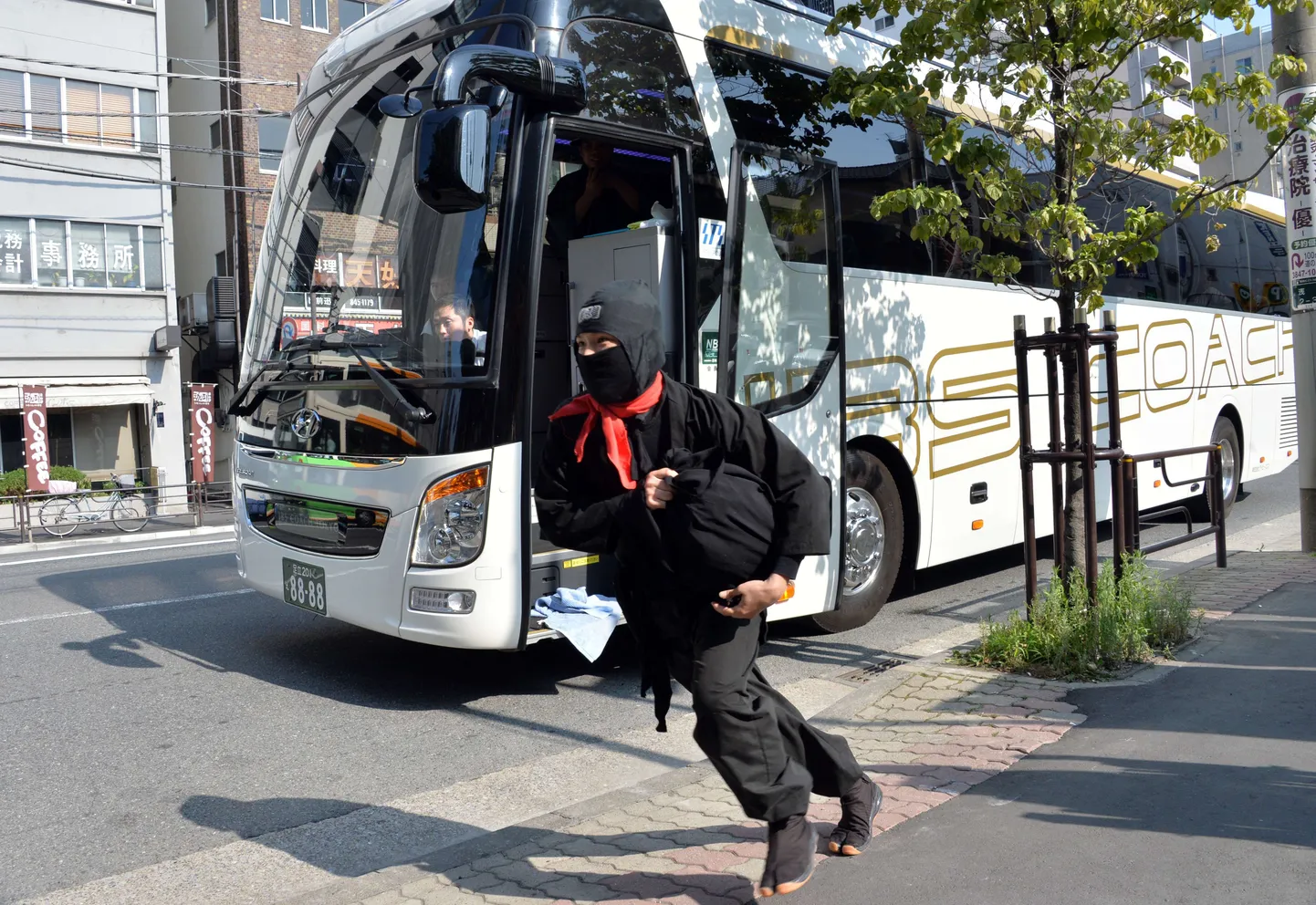 Ninjaks riietatud mees Tokyos.