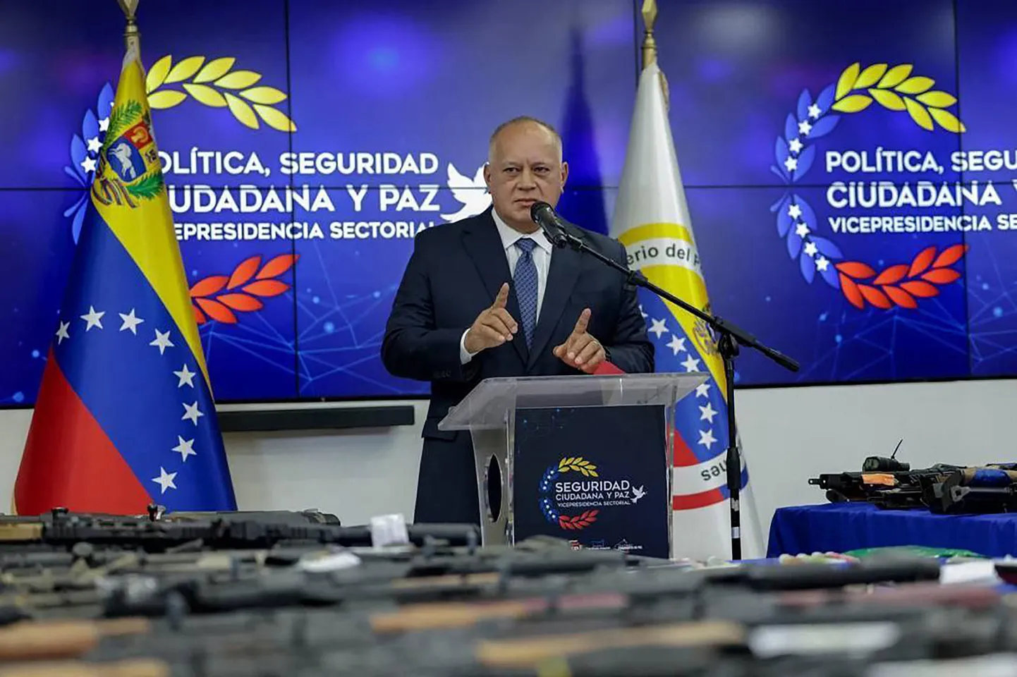 Venezuela siseminister Diosdado Cabello rääkimas 14. septembril pressikonverentsil välismaiste vandenõulaste kinnivõtmisest ja relvade konfiskeerimisest.