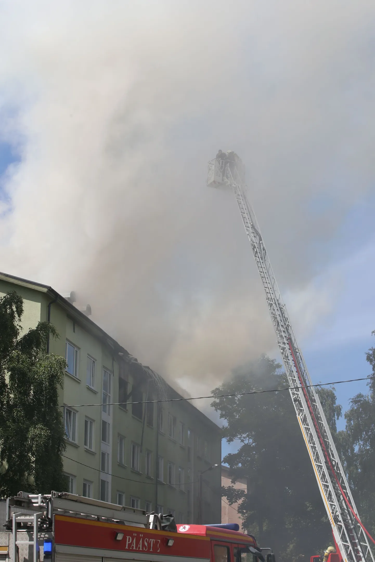 Tallinnas Nisu tänaval puhkes tulekahju neljakorruselises kortermajas.