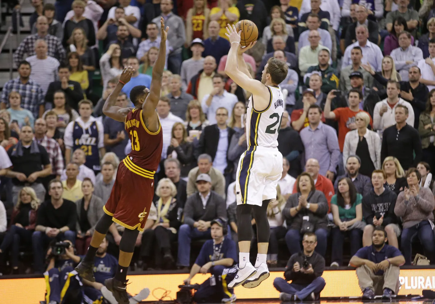 Gordon Hayward (paremal) tabab üle Tristan Thompsoni käe lõpusekundil võiduviske.