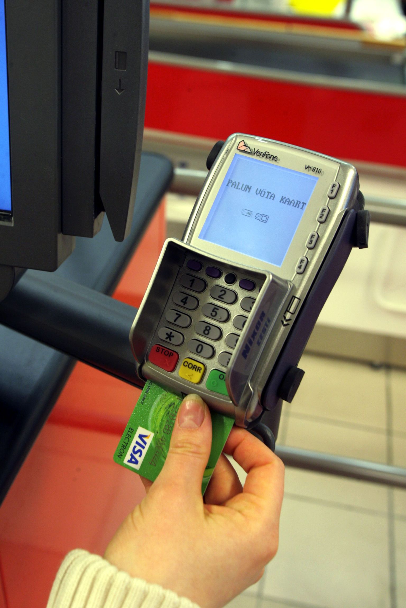 Платежный терминал для оплаты банковской карточкой. Фото иллюстративное