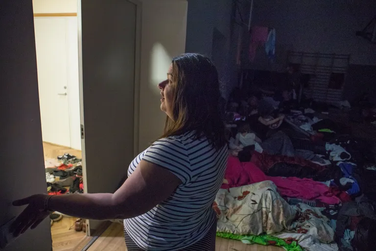 Tuli maha! Kooli huvijuht ja rahvatantsurühmade juhendaja Helen Trug laseb mõni minut pärast keskööd tule surnuks. Hommikul tuleb olla Kalevi staadionil.