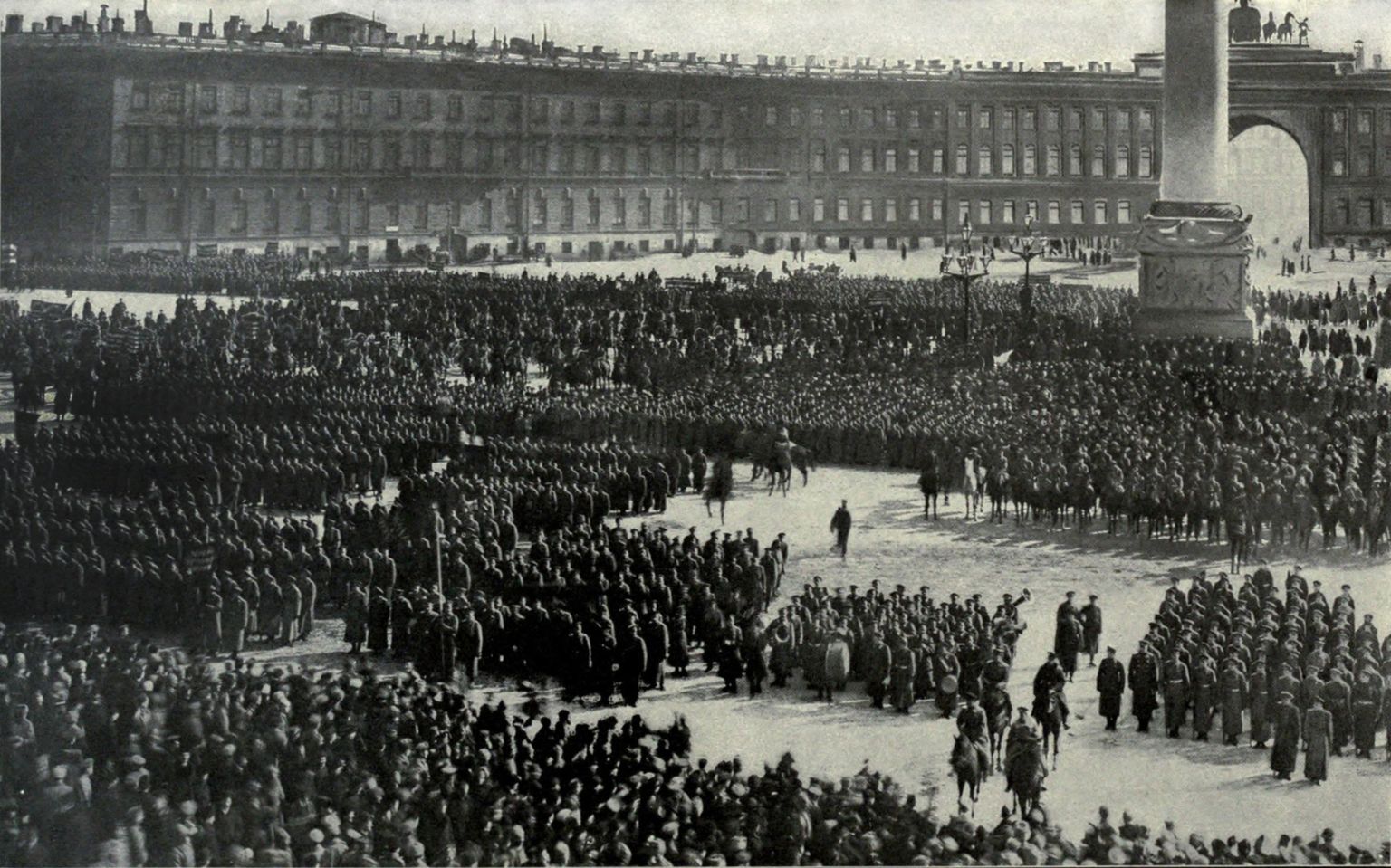 Vene armee ohvitserid 1917. aastal oktoobrirevolutsioonile truudusevannet andmas.