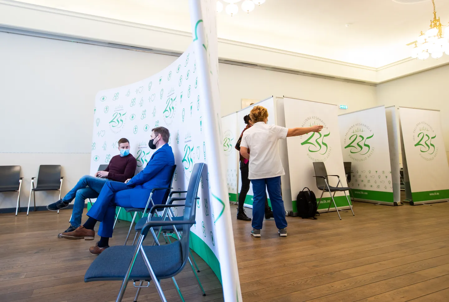 Riigikogu liikmeid vaktsineeriti koroona vastu AstraZeneca vaktsiiniga. Pildil riigikogu aseesimees Hanno Pevkur ja riigikogu liige Erkki Keldo(kampsuniga). 06.04.2021