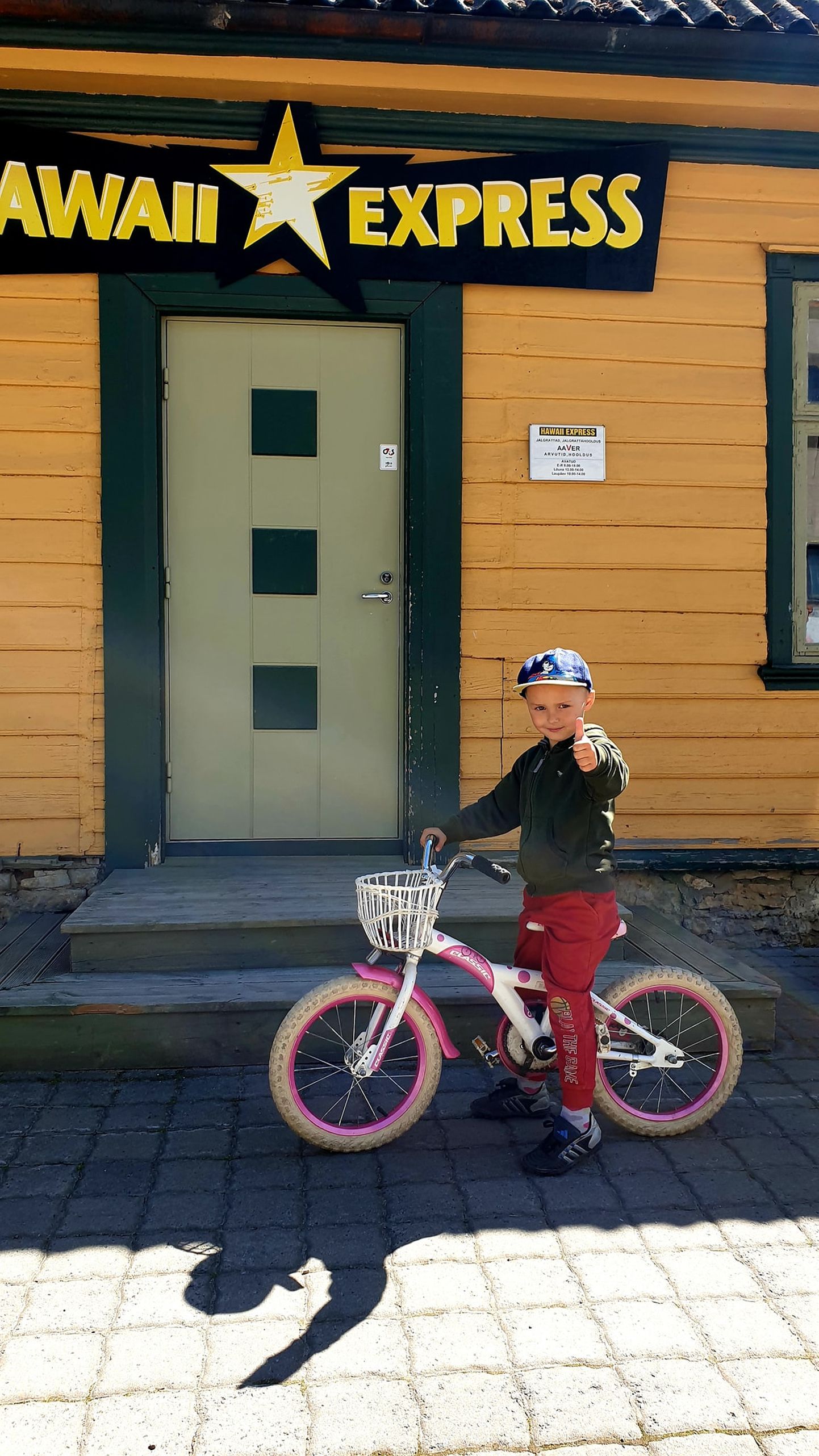 Ukraina poiss Rinat oma esimese rattaga, mille ta sai Paide rattapoest. Rinat ei oska veel rattaga sõita aga tahtmine õppida on suur.
