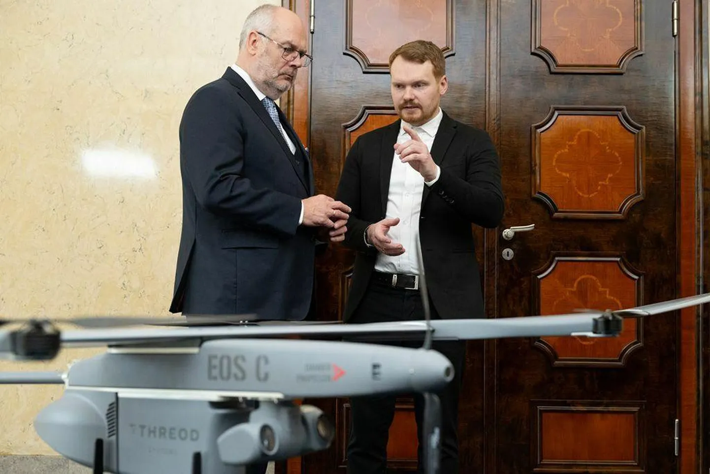 Alar Karis (vasakul) autasustas Margus Sammelsaart 2024 aastal noore inseneri preemiaga.