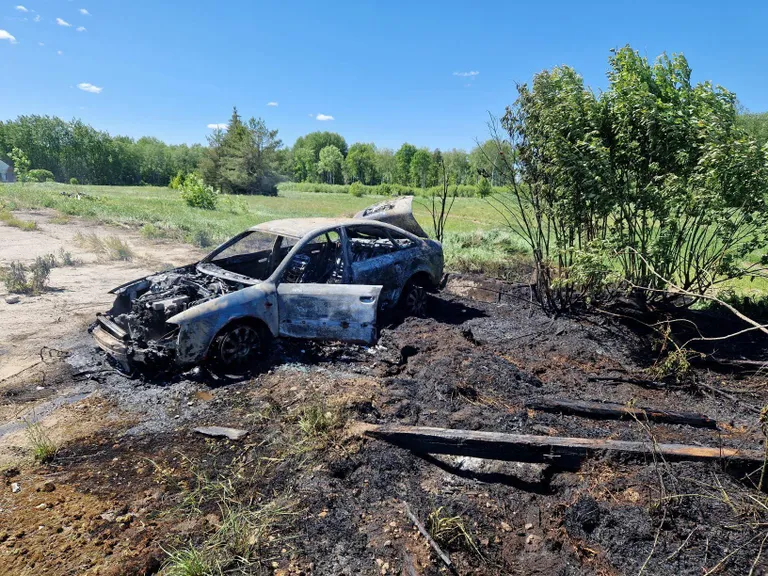 Viluvere külas põles maha vanarauaks viia plaanitud sõiduauto.