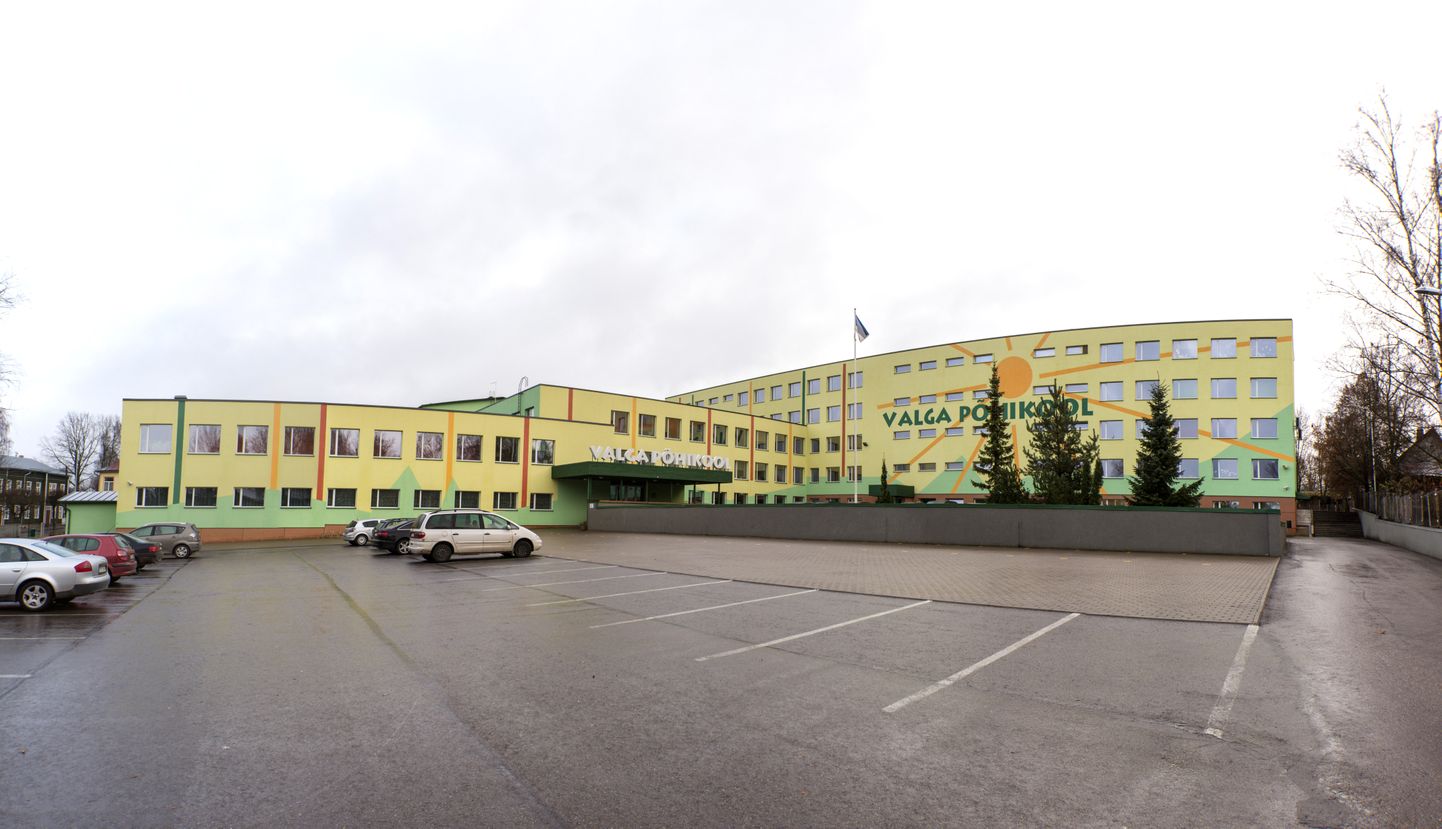 Kolmas korrus kerkib Valga põhikooli keskosa administratiivsele korpusele.