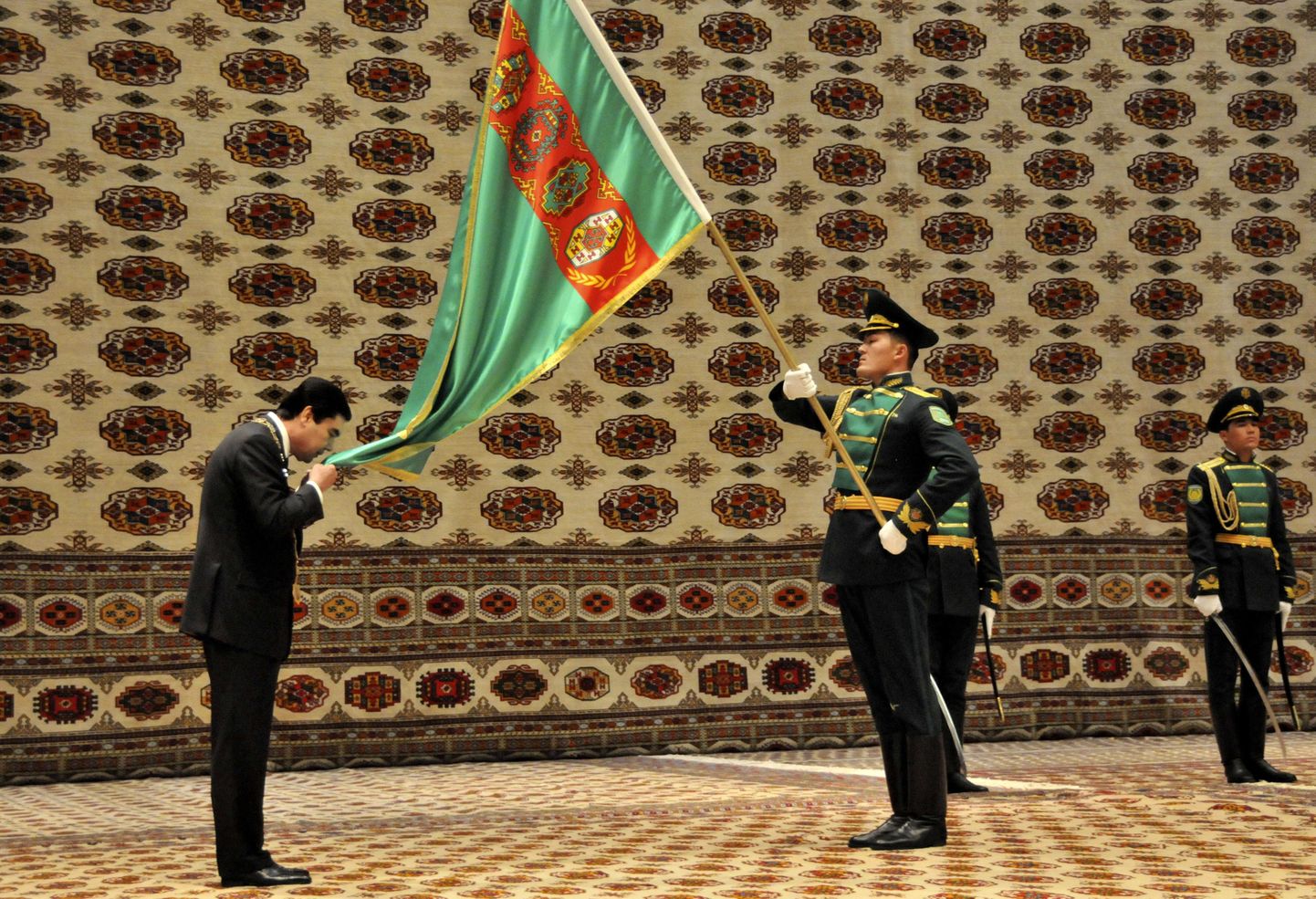 Gurbangulõ Berdõmuhammedov andmas suud Türkmenistani rahvuslipule.