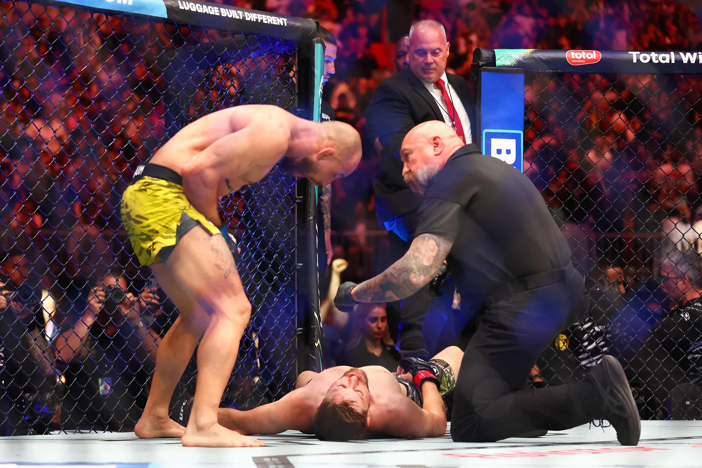 Žans Silva turpina izrādīt necieņu pret Braisu Mičelu arī pēc cīņas beigām.
